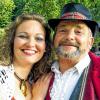 Bühnenreif: Manuela Feistle aus Roden und Hugo Wamser aus Oberndorf beim „Wirtshaus im Spessart“ vor dem Mespelbrunner Schloss. Wamser: „Der Bart kommt danach wieder weg. Meine frau mag ihn nicht.“
