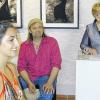 Schönheiten: Peter Kubala (Mitte) präsentierte bei der Vernissage im Kunsthandwerkerhof nicht nur seine Bilder, sondern auch Modell Dimitria, die die Gäste mit ihren Tänzen erfreute. Rechts Anne-Marie Reiser-Meyerweissflog, die in die Ausstellung einführte.