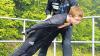 Die richtige Haltung: Trainer Marcel Höhlig korrigiert vor dem Start die Flughaltung der jungen Skispringer.