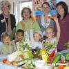 Gesunde Ernährung kommt gut an: Über das gelungene Beratungsprojekt für ein verbessertes Mittagessensangebot am Bischofsheimer Kindergarten freuen sich den den Kindern (von links) Brigitte Baumeister, Barbara Müller, Gwendolin Wagner und Manuela Roth.