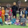 (cdo)   Die Vorschulkinder der städtischen Kindertageseinrichtung Theresienheim besuchten im Rahmen ihres Tiger-Kids Projektes den Karlstadter Tennisverein. Hier boten die Vereinsvorsitzende Regina Albert und ihr Sohn Felix den Kindern die Möglichkeit, an einer Tennisschnupperkursstunde teilzunehmen. Den Vorschulkindern machten das Ausprobieren ihrer Schlagfähigkeit sowie die Spiele mit dem Tennisball viel Spaß und Lust auf Tennis. Im Bild von hinten links: Regina Albert, Elif Sariouglu, Leonie Baumann, Imran Simsek, Yassin Gütling, Rebecca Wiesmann (Kita-Leitung), Görkem Simsek, Muhammed Cayli, Nina Killmer (Kita-Theresienheim), Felix Albert; vordere Reihe von links: Luca Michler, Diego Bey, Nici Langgut, Vanessa Leone, Kayleigh Pattusch, Lino Forstner, Erkan Cayli.