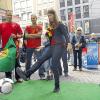 Knapp unterlegen: Das deutsche Team mit Bischof Friedhelm Hofmann und Weinkönigin Melanie Dietrich (am Ball) verlor beim Main-Post--Sparkassen-Torwandschießen gegen das portugiesische Team Antonio Knemeyer Pereira (links) und Vitor Lima Teixeira mit 0:4 Toren.