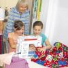 Selber machen – gemeinsam helfen: Bei der Aktion am Tag der Handarbeit zugunsten der Schweinfurter Tafel war auch Schweinfurt dabei mit dem Stoff-Treff von Stefanie Fischer dabei. Zahlreiche Ehrenamtliche nähten und strickten für den guten Zweck, hier Hedwig Steinmüller, die den Schülerinnen Judith Helbig und Briska Bartels (rechts) beim Nähen einer bunten Spieldecke über die Schultern schaut.Helferich