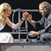 Sehenswertes Drama: „Die Hermannsschlacht“ am Würzburger Mainfranken Theater, im Bild Anna Diemer als Thusnelda und Bernhard Stengele als Hermann.
