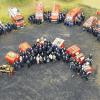 Sieht man nicht alle Tage: alle Fahrzeuge der 15 Feuerwehren in der Marktgemeinde Maroldsweisach, sauber aufgereiht, mit den Feuerwehrleuten.