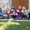 Blumenkinder: Diese Eßfelder Kinder wissen, wie man einen Fronleichnamsteppich legt (von links) Dominik Weisensel, Antonia Baumann, Josefine Beetz, Sophia Weisensel, Marie Wirsching, Leonie Deppisch, Pauline Klein und Celina Kohl.