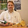(mela)   Einen Erfahrungsbericht über 13 Jahre Endoprothetik gab Dr. Heiko Sprenger, Facharzt für Orthopädie und Unfallchirurgie im Krankenhaus Tauberbischofsheim, im Vortragsraum des Seniorenzentrums Haus Heimberg zum Besten. Dabei stand die Wohlstandserkrankung schlecht hin im Mittelpunkt – nämlich der Bewegungsmangel. Vom Bildungszentrum „Gesundheit und Pflege“ am Krankenhaus Tauberbischofsheim werden regelmäßig öffentliche Fachvorträge angeboten. Zu Beginn klärte Dr. Heiko Sprenger circa 70 Zuhörer vorwiegend fortgeschritteneren Alters über verschiedene Möglichkeiten auf, sein Gewicht zu kontrollieren, anhand des Body-Maß-Index (BMI), Bauchumfassungsmessung oder des Quotienten aus Bauch- und Hüftumfassungsmessung, aber manchmal erledigt so etwas auch ein normaler Spiegel. Wichtig sei vor allem, ein Gleichgewicht zwischen Bewegung und Ernährung herzustellen. Dabei ging er näher auf den Grundumsatz des Körpers ein. Dabei handelt es sich um die Energiemenge, die der menschliche Körper pro Tag bei völliger Ruhe zur Aufrechterhaltung seiner Funktion benötigt. Wichtig zu wissen ist, dass sich circa ab dem 25. Lebensjahr die Muskeln reduzieren und deshalb auch weniger Grundumsatz notwendig ist. Außerdem hob der Referent Dr. Heiko Sprenger hervor, dass körperliche Bewegung auch einen positiven Effekt auf „geistige Beweglichkeit“ habe.