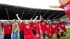Aus, Schluss, aufgestiegen: Die Kickers-Spieler lassen ihrer Freude beim Schlusspfiff freien Lauf und stürmen von der Auswechselbank aufs Spielfeld.