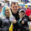Daumen hoch für den ersten Nachtflohmarkt in Nüdlingen: Diana Breitenfeldt mit Lebenspartner Heiko Zirkenbach und Sohn Leon.