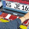 Nummernschild mit einer Unbekannten: Im Hausener Geschäft ASR, in dem Autonummern geprägt werden, weiß man noch nicht genau, wie die neuen Wechselkennzeichen angefertigt werden. Soviel ist nur klar: Rechts wird eine zusätzliche Zahl angebracht.