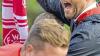 Der erste Schritt ist getan: Kickers-Trainer Dieter Wirsching freut sich mit den Rothosen-Fans über den 3:0-Erfolg im Hinspiel der Regionalliga-Qualifikation beim BC Aichach.