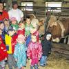 (arth)   Es war ein Hauch von Landwirtschafts-Romantik, den die Buben und Mädchen des Kindergartens St. Ullrich im Kuhstall des Bauernhofes von Karina Heinrich, wo 90 Stück Vieh stehen, antrafen. Schwalben zwitscherten beim Nesterbau über den Köpfen der Schützlinge von Kindergartenleiterin Sieglinde Weidner. Es war der „Tag der Milch“, den der Kindergarten als Anlass zum Besuch im Heinrich-Hof nahm. Schließlich erhalten die Kleinen Woche für Woche von dort eine „flüssige Brotzeit“. Als die kleine Bande beim Melken zuschauen durfte, sah sie, woher ihre leckere Milch kommt. Der Hof wird seit 2007 von Karina Heinrich geleitet, einer gelernten Bankkauffrau, die derzeit bei der Landesanstalt für Landwirtschaft in Schwarzenau eine zweite Lehre als Landwirtin absolviert und dabei von ihren Eltern und ihrem Mann Harald unterstützt wird.