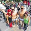 Für mehr Anerkennung: Mit einer bunten Parade ziehen am Samstag Teilnehmer des Karlsruher Christopher-Street-Day durch die Innenstadt in Karlsruhe.
