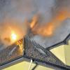 Verheerend: Feuer schlägt am Donnerstag aus dem Dach eines Mehrfamilienhauses in Erolzheim (Landkreis Biberach). Ein Blitzeinschlag hatte das Haus in Brand gesetzt. Verletzt wurde niemand.