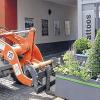 (mk)  Der städtische Bauhof stellte am Donnerstag 20 neue Blumenkübel in der Altstadt von Marktheidenfeld auf. Die bunten Pflanzkübel mit Buchsbaum und Sommerblumen stehen entlang der Mitteltorstraße und Obertorstraße. Wie der städtische Gärtnermeister Rainer Fleuchaus berichtet, handelt es sich um eine gemeinsame Aktion von Stadt Marktheidenfeld und Werbegemeinschaft zur Verschönerung des Stadtzentrums. Die Anschaffungskosten für die Kübel trägt die Werbegemeinschaft, die Pflanzen zahlt die Stadt. Die Pflege und das Gießen der Pflanzen wollen die Gewerbetreibenden selbst übernehmen.