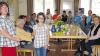 (me)   Die Kommunionkinder aus Schönau, Wegfurt und Unterweißenbrunn spendeten einen Teil ihrer Geldgeschenke für den guten Zweck. Der Betrag kam der Organisation „Viele helfende Hände“, der Pfarreiengemeinschaft Bischofsheim, zugute. Beim Pflegeentlastungstag der Caritas wurde das Geld an Gisela Schmid, Vorsitzende des Lioba-Vereins, übergeben. Die Kinder begeisterten dabei mit dem Lied „Mit Jesus in einem Boot“. Über Kommunion einst und heute wurde auch gesprochen. Die Spende wird an die Hilfebedürftigen entsprechend des Bedarfs weitergegeben.