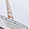 Als Objekt eines augenzwinkernden Brauchtums präsentiert sich dieser „Schandbaum“ am Ortsrand von Treinfeld.