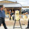 Technik, die Erfolg verspricht: Lokalmatador Steffen Graf aus Leutershausen nutzte die Gelegenheit zum Intensiv-Training mit den international renommierten Timbersports-Experten am Stützpunkt in Stockheim.