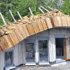Eine Besonderheit am Schullandheim Thüringer Hütte: das Erdhaus. Wenn alles begrünt ist, wird man weder Beton noch Holzteile mehr sehen.