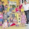 (ki)   Eine so genannte „Kuschelhöhle“, in die sich die Kinder zurückziehen oder verstecken können, wurde den Kindern der Zwergengruppe im Untersteinbacher Kindergarten vor kurzem von der Firma Manfred Ditzel aus Wustviel (Rauhenebrach) gespendet und in Betrieb genommen. Unser Bild zeigt die Kinder der Zwergengruppe des Kindergartens Untersteinbach, zusammen mit den Erzieherinnen (von links): Waltraud Hofmann, Lioba Weinbeer und Veronika Baumann, sowie den Sponsor der „Kuschelhöhle“, Manfred Ditzel (ganz rechts).