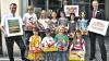 Riesen Resonanz: 366 einzelne Kinder und 66 Kindergartengruppen und Schulen nahmen am Malwettbewerb „Backe backe Torte“ der Sparkasse Ostunterfranken teil. Unser Bild zeigt die Kinder, die im Einzelwettbewerb prämiert wurden: (vorne von links) Anna Lena Lurz, Paul Reß, David Rost, Emilia Bär sowie (hinten von links) Steffen Schramm, Lydia Voll, Sabrina Hertinger, Saskia Zimmermann, und Louisa Schilling. Mit im Bild Michael Waldhäuser, Kommunikation Sparkasse (links), der Vorstandsvorsitzende Peter Schleich (Mitte) und das Vorstandsmitglied Andreas Linder (rechts) mit den drei Siegerbildern.