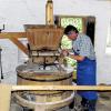Altes Handwerk: Am Mühlentag war in die Fladunger Reßmühle Leben eingekehrt und es wurde wie früher Getreide gemahlen.