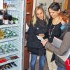 Service-Idee: Christiane Hutten (Mitte), Chefin des Hotels am Torturm in Volkach, erklärt Regionalmanagerin Simone Göbel (rechts) und Corinna Weinkirn den neuen Selbstbedienungs-Kühlschrank für Gäste.