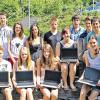 Stolz erfüllt: Sie dürfen sich die „fleißigste Mathe-Klasse Deutschlands“ nenne, die Schüler der Klasse 9b des Gymnasiums Veitshöchheim; im Bild mit (von links) Mathelehrer Mathias Schreyer und Schulleiter Dieter Brückner.