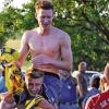 Geschultert: Oberndorfs ..... trägt ..... nach dem 1:0-Sieg gegen Schwemmelsbach. Nun geht es gegen Herlheim um den Aufstieg in die Kreisliga.