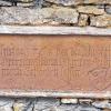 Inschrift: „Im Jar 1568 hat der Wirdig Herr Georgiuß Höbein Pfarverweser dise maur Erhoehen lassen.“