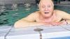 Erschöpft, aber zufrieden: Der 88-jährige Walter Schill schwimmt zweimal in der Woche einen Kilometer.