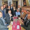 Weinprobe im Backöfele: die Winzer (sitzend von links) Rainer Sauer (Escherndorf) und Ludwig Knoll (Würzburg), Wirt Gert Ehehalt, Zahnarzt Dr. Klaus Müller, Achim Beck (Der Feinschmecker) und Winzer Horst Sauer (Escherndorf); stehend von links die Winzer Rainer Müller (Volkach) und Jürgen Hofmann Röttingen), Herbert Gier (Küchenchef), Christopher Thum und   und Martina Hemberger (Backöfele), und Rechtsanwalt Dr. Peter Auffermann.