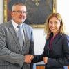 Heißt seine Wunschkandidatin willkommen: Landgerichtspräsident Ernst Wich-Knoten und Alexandra Kraemer.