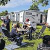 Geselligkeit pflegen: Ein Teil der Laika-Reisemobile auf der Wiese beim Clubtreffen in Bad Königshofen.