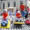 (gs)   Trotz etlicher Veranstaltungen in umliegenden Ortschaften war der Frühjahrsmarkt in Burkardroth wieder recht gut besucht. Besonders die Aufführungen am Nachmittag – Kindermodenschau, Showtänze und Sportliches wie Aikido, Leichtathletik und Zumba – zogen viele Schaulustige in Richtung Showbühne auf den Marktplatz. Gemäß dem Motto „Der Markt hält sich fit“ hatte das Marktgremium einen Nordic-Walking-Lauf organisiert, an dem 15 Läufer teilnahmen. Regen Zuspruch fand das Kinderprogramm des TSV Wollbach auf dem Marktplatz mit Bobbycar-Rennen, Pedalo, die Rollenrutsche mit Bierkästen und Riesen-Legosteinen. Beim Wettbewerb „Stärkster Schuss“, von Merlines Zauberwelt aus Lauter veranstaltet, waren in allen Kategorien Mitglieder des TSV Wollbach vorne. Beim Mannschaftsschießen wurde eine Durchschnittsgeschwindigkeit von 81 Kilometern pro Stunde errechnet, bei den Erwachsenen schoss Timo Trost mit 98 Stundenkilometern und bei den Kinder Doreen Schwab mit 50 Stundenkilometern. Bei der unentgeltlichen Verlosung des Burkardrother Goldbarrens wurde als Gewinnerin Aljona Tichoplaw aus Burkardroth gezogen. Weitere Bilder vom Frühjahrsmarkt gibt es im Internet unter badkissingen.mainpost.de.