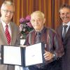 Dank per Urkunde: Zum Ehrenvorsitzenden ernannte man den bisherigen ersten Mann des VdK-Kreisverbandes, Willi Häußler (Mitte), hier mit dem Bezirksvorsitzenden Werner Raab (links) und dem Geschäftsführer Bernhard Gschwender.