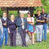 (rw)   Auf ein Gelingen des 18. Sickershäuser Straßenweinfest angestoßen haben am Storchenbrünnle die Mitglieder des Festausschusses: Andreas Heinkel, Barbara Langer, Rainer Dappert, Evelyn Herbolzheimer, Leo Rabenstein, Weinprinzessin Isabel Witt, Martin Fink, Florian Beer, Martin Köhler (Vorsitzender der Interessengemeinschaft Straßenweinfest Sickershausen) und Christian Kehrer (von links). Weinfest wird vom 7. bis zum 9. Juli gefeiert. 18 Weine werden zum Ausschank kommen, elf davon mussten in einer Weinprobe bestehen, sieben gehören inzwischen, sozusagen als Klassiker, zum Standardangebot des Festes. Das Angebot an Rebsorten ist so vielfältig wie das an Anbaugebieten. Neben Sickershäuser Weinen wird es Schoppen aus Kitzingen, Spezialitäten der Winzergemeinschaft Franken (GWF) und aus Rödelsee geben, wohin die Sickerhäuser ihren Wein liefern.