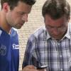 Reger Funkverkehr: Marktbreits Trainer Andreas Süßmeier (links) und Klubchef Karl-Heinz Kikiernicki schielen auf ihren Handys mit mehr als einem Auge auf die Ergebnisse der Konkurrenz.