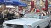 „Damals & heute“: Oldtimer und Neuwagen wurden am Samstag in Marktheidenfeld in der Altstadt präsentiert. Der himmelblaue Ford Mustang sorgte am Marktplatz für Aufsehen.