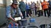 Vor der Haustür zur Theresienstraße 1: Gunter Demnig verlegt zwei weitere Stolpersteine, die an den jüdiuschen Sanitätsrat Dr. Pinkus Philipp Münz und dessen Sohn Alfred erinnern.Foto: Roland Pleier