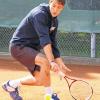 Den Ball im Blick: Steffen Götz, die Nummer drei beim gut in die Bezirksliga gestarteten TC Rot-Weiß Gerolzhofen.