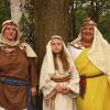 (nb)   Was man/frau vor Jahrtausenden so getragen hat: Mode, Schmuck und Waffen in der Bronze- und Ur-nenfelderzeit sowie ein Wikinger, der die Bestattungsrituale seiner Zeit vorstellt, sind die Hauptattraktionen beim Internationalen Museumstag am Sonntag, 20. Mai, 11 bis 17 Uhr, in Segnitz. Mitwirkende sind die Historiengruppe aurea-aetes aus Aschaffenburg (Foto), einige Models aus Segnitz und der Kitzinger Wikinger Stefan Schneidmadl. Aurea-aetes ist eine Interessengemeinschaft die sich mit der originalgetreuen Rekonstruktion von archäologischen Funden aus der frühen Metallzeit befasst. Die Bronzezeit begann in Unterfranken vor etwa 4000 Jahren. Sie ging um 1300 vor Christus in die späte Bronzezeit oder Urnenfelderkultur über. Gezeigt werden Kleidungsstücke aus dieser Zeit und wie man sie trug, der Wandel der Schmucksitten in den jeweiligen Epochen, Keramiken und Waffen. Als Blickfang gilt dabei die komplette Rüstung eines urnenfelderzeitlichen Kriegers. Anlässlich des Museumsfestes feiert das Segeum in der alten Schule in Segnitz mit einem aktionsreichen Programm gleichzeitig auch sein zehnjähriges Bestehen. So gibt es neben Museumsführungen und der Bilderschau "Kelten und Merowinger" vor allem für die Kinder im Museumshof ein erlebnisreiches Angebot mit einer archäologischen Schatzsuche, Schmuck basteln, töpfern, Stockbrot backen, Zaun flechten und Insektenhotel bauen. Der Eintritt ist frei.