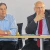 Schock: Wahlleiter Jürgen Friedrich gibt das Ergebnis der Jugendgemeinderatswahl bekannt. Ob Udo Glatthaar (rechts) schaut geschockt zu. Die Mindestwahlbeteiligung wurde um elf Stimmen verfehlt.