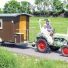 (hko)   Ein Traum wird wahr für Herbert Büchner aus Thulba und seinem Freund Fritz Glashauser aus Obereschenbach. Die beiden Senioren fahren zum Kramer-Traktorentreffen, das an Pfingsten im 400 Kilometer entfernten Gutmadingen in Baden-Württemberg stattfindet. Am Samstag geht es los, damit die beiden an Pfingsten dort sind. Die Idee, den Bauort seines Traktors zu besuchen, kam Büchner schon in den 1990er Jahren, als er seinen Kramer KB 22 erwarb. Der Traktor ist eine Rarität, denn dieses Modell lief nur 1900-mal vom Band des Gutmadinger Kramerwerkes. Herbert Büchner hat den Traktor total zerlegt, alle Teile in seine Werkstatt transportiert, dort überholt und restauriert. Nachdem die Teile lackiert waren, wurde der Traktor wieder zusammengebaut. „Eine große Hilfe dabei war meine Frau, aber mitfahren will sie nicht“, sagt Büchner. Werkzeug und Ersatzteile transportiert er in einem eigens für die Fahrt gebauten Wohnanhänger, den er mit Unterstützung seines Sohnes gebaut hat.