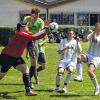 (wölf)  Mit einem 1:0 (1:0)-Sieg gegen den direkten Konkurrenten DJK Kronungen sicherte sich der FC Torpedo Schonungen einen direkten Aufstiegsplatz in der B-Klasse Schweinfurt 3. Die verhängnisvolle Szene des Spiels in Hergolshausen: Der Kronunger Torwart Alexander Böhm (links) gerät gleich zwischen seinen Teamkollegen Fabian Eschenbach und die beiden Schonunger Stefan Weinknecht und Alexander Klusch (rechts). Keiner hatte Schuld, aber der Torwart war danach benommen. Kurz vor der Halbzeitpause wurde er aber nicht mehr ausgewechselt und somit konnten die Schonunger das entscheidende 1:0 erzielen.