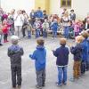 Gemeinsam feiern: Die Kinder der Irena-Sendler-Schule erfahren nicht nur kompetente Förderung der Pädagogen, auch Herzlichkeit und Lebendigkeit ist zu spüren. Frei und ungezwungen zeigten Mädchen und Buben wie schön sie singen können.