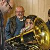 Jeder Versuch ein Treffer: Da strahlt Opa Diethard Hanshans, als Enkelin Su Erkul dem Horn, hilfreich unterstützt durch Musikschulleiter Thomas Reuss der Tuba erste Töne entlockt. Auch andere Instrumente schienen für sie kein Problem zu sein.