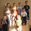 (gmv)   Das Kinderkleidermarkt-Team Opferbaum hat 2400 Euro für die Kinder in Opferbaum gespendet. 900 Euro wurden bereits in einen neuen Turnkasten und diverse Kleingeräte für das Kinderturnen des FV Opferbaum investiert (Foto). Mit diesem Beitrag möchte sich das Kinderkleidermarkt-Team auch beim FV Opferbaum für die Nutzung der neuen Sporthalle bedanken, in welcher der Kleidermarkt seit Herbst 2011 und das nächste Mal am Sonntag, 30. September, stattfindet. Weitere 1500 Euro gehen an den örtlichen Kindergarten „St. Josef“ für die Außenspielanlage, die gerade erneuert wird. Die Gesamtkosten dieser Maßnahme belaufen sich auf etwa 30 000 Euro. Zweidrittel davon übernimmt die Gemeinde Bergtheim. Der Restbetrag muss vom Träger (Elisabethenverein Opferbaum) und durch Spenden finanziert werden. Daher hatten Elternbeirat, Trägerverein und das Erzieherteam einen Spendenaufruf gestartet, um die Finanzierungslücke zu schließen.