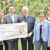 (gmv)   Das Versorgungswerk der Unterfränkischen Innungen hat in Zusammenarbeit mit seinem berufsständischen Versicherungspartner „Signal Iduna“ dem Schifferkinderheim Würzburg 9000 Euro gespendet. Diese Einrichtung mit insgesamt 80 Plätzen wird derzeit hauptsächlich für die Unterbringung von 65 Auszubildenden aus dem Handwerksbereich genutzt, außerdem sind hier aktuell fünf Meisterschüler sowie zehn Kinder untergebracht. „Das Versorgungswerk will das Heim auch nach der Umwandlung des Trägervereins in eine Stiftung finanziell unterstützen“, erklärte Versorgungswerksvorsitzender Peter Wolf. Die Spende stellt nach seinen Worten eine „Wertschätzung der in dieser Einrichtung geleisteten Arbeit dar“. Rudolf Weber, Vorsitzender des Vereins Schifferkinderheim, dankte für die großzügige Unterstützung. Das Geld werde für Sanierungsmaßnahmen in dem 1958 in Betrieb genommenen Gebäude sowie die Anschaffung von Einrichtungsgegenständen verwendet. Im Bild: (von links) Manfred Dallner, Andrea Schmitt, Peter Wolf, Rudolf Weber, Herta Eissner, Johanna Schuster und Andrea Sailer.
