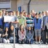 (mg)   Die Genobank Rhön-Grabfeld überreichte Schecks in Höhe von je 1000 Euro an die Abschlussklassen der Mittelschule Mellrichstadt, des Henfling-Gymnasiums Meiningen sowie des Gymnasiums Bad Königshofen. Vertriebsleiter Mathias Gerstner (Vierter von rechts), der die Spende für die Mellrichstädter Mittelschule im Rahmen einer Bankbesichtigung an die Abschlussschüler übergab, erklärte, wie es zu der Spende für die Schulen kam:  „Wir möchten Schulabgängern den Schritt in einen neuen Lebensabschnitt erleichtern und die Schulen bei ihrer verantwortungsvollen Aufgabe Bildung unterstützen.“ Jeweils eine Schule aus dem Genobank-Geschäftsgebiet um Bad Königshofen, Meiningen und Mellrichstadt, für die bei einem Voting über die Genobank-Homepage www.genobank-rhoen-grabfeld.de  prozentual die meisten Stimmen der Schulabgänger eingingen, erhielt 1000 Euro für ihre Abschlussfahrt, den Abschlussball oder sonst eine Aktion zum Schulabschluss. Dass dies ganz nach dem genossenschaftlichen Prinzip geschah, also nicht als ausgewähltes Sponsoring, sondern durch das Votum aller Beteiligten, machte die Finanzspritze zu etwas Besonderem. „Eine echte Bereicherung für unsere Abschlussschüler“ freuten sich neben dem Rektor der Mittelschule, Roland Hoch, auch die Klassenleiter Ludwig Fleckenstein und Christian Hemmert. Mit auf dem Bild Ramona Bauer (Abteilung Marketing, links), Klassenleiter Ludwig Fleckenstein (Zweiter von links), Rektor Roland Hoch (Achter von rechts) und Klassenleiter Christian Hemmert (Zweiter von rechts).